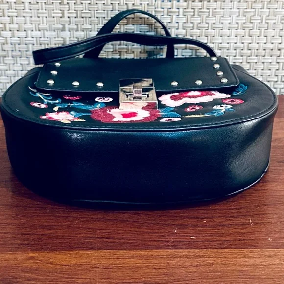 🌟2xHP🌟VTG Express Floral Embroidery Black Faux Leather Saddle Bag Gold Chain - Picture 11 of 13